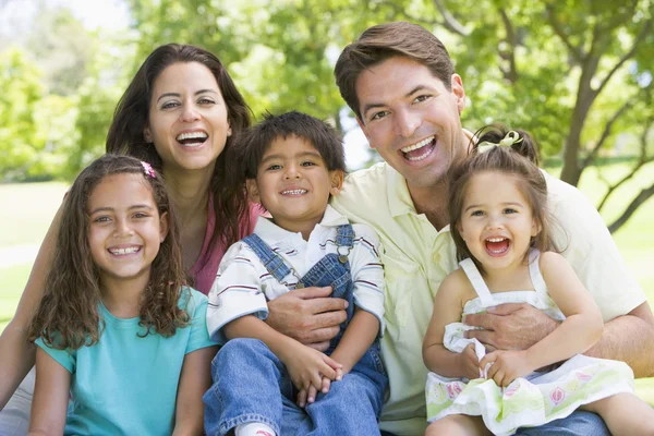 Açık Havada Gülümseyerek Oturan Aile — Stok fotoğraf