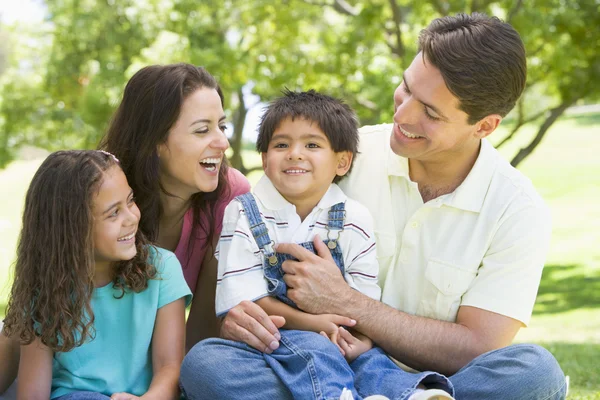 Açık Havada Gülümseyerek Oturan Aile — Stok fotoğraf
