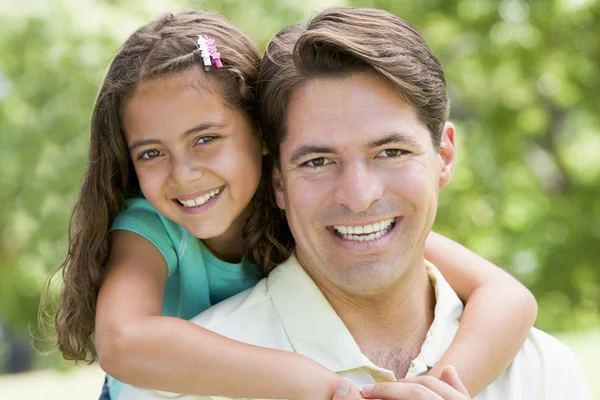 Mann Und Junges Mädchen Umarmen Sich Freien Lächelnd — Stockfoto