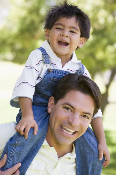 Mann Gibt Kleinen Jungen Schulterfahrt Freien Lächelnd — Stockfoto