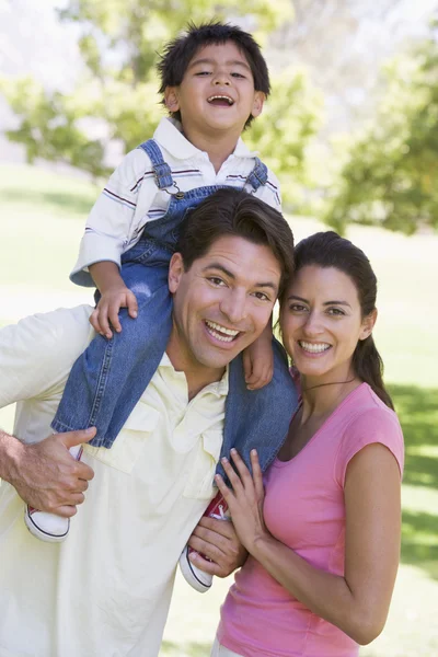 Family Outdoors Smiling — Stock Photo, Image
