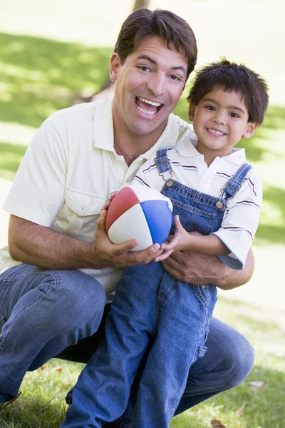 男性と若い少年の屋外サッカー笑みを浮かべて — ストック写真