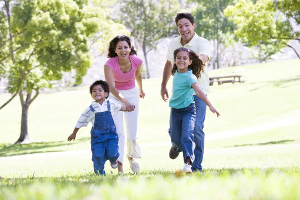 Famiglia Che Corre All Aperto Tenendosi Mano Sorridendo — Foto Stock