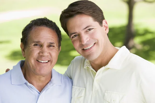 Twee Mannen Permanent Buitenshuis Glimlachen — Stockfoto