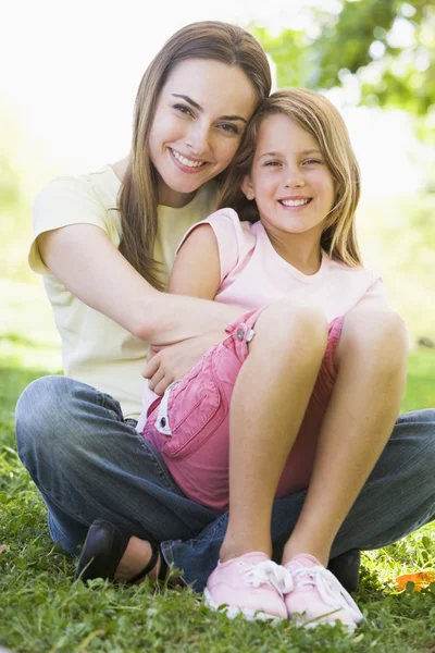 女性および若い女の子屋外抱きしめると笑みを浮かべて — ストック写真