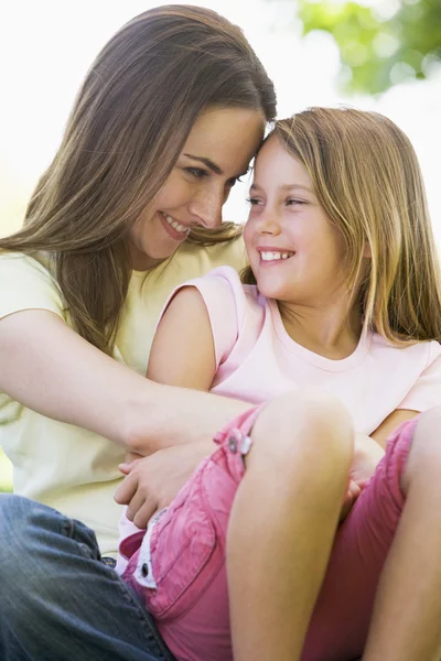 女人和年轻女孩户外拥抱和微笑 — 图库照片