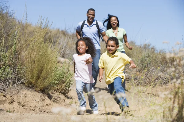 Famiglia che corre sul sentiero sorridendo — Foto Stock