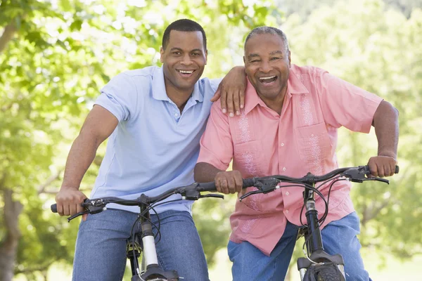 两名男子骑自行车户外微笑 — 图库照片
