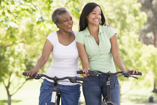 Duas Mulheres Bicicleta Livre Sorrindo — Fotografia de Stock