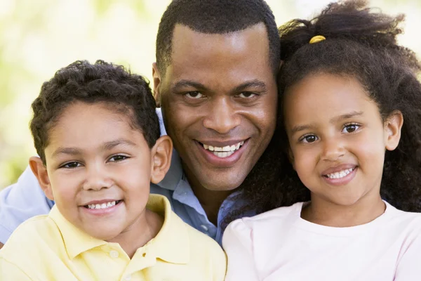 Muž a dvě malé děti venku usmívá — Stock fotografie