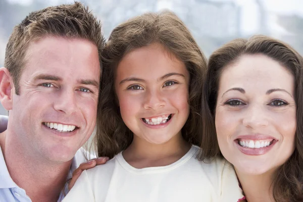 Familjen utomhus leende — Stockfoto