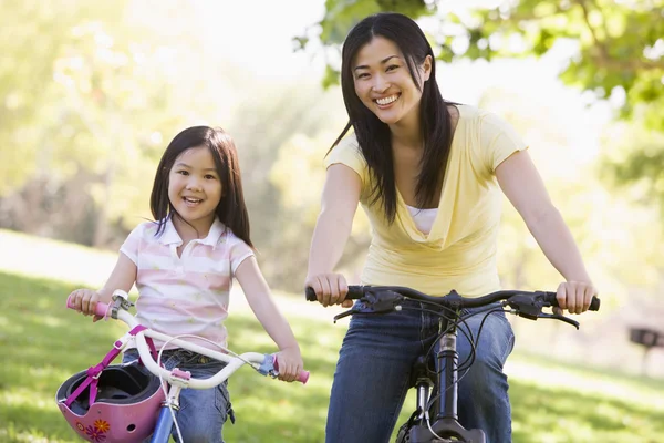 Frau Und Junges Mädchen Auf Fahrrädern Freien Lächeln — Stockfoto