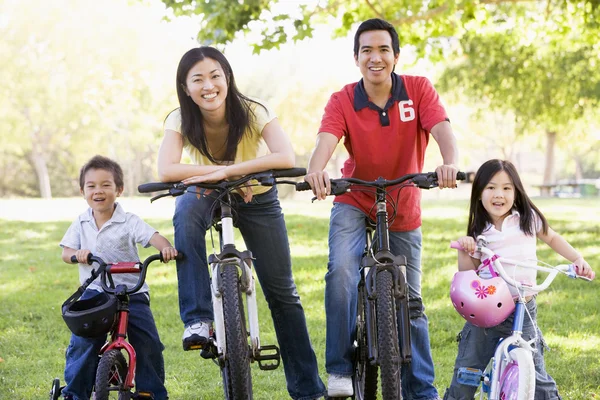 Famille sur les vélos à l'extérieur souriant — Photo