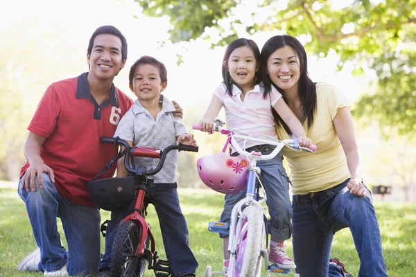 屋外笑みを浮かべてバイクで小さな子ども連れの家族 — ストック写真