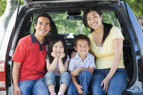 Familie Sitzt Lächelnd Hinteren Teil Des Lieferwagens — Stockfoto