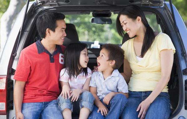 Familie sitzt lächelnd im hinteren Teil des Lieferwagens — Stockfoto