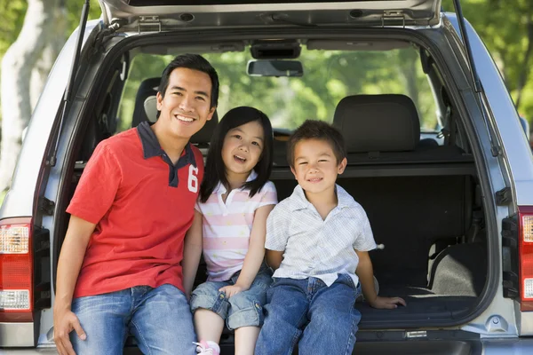 Hombre Con Dos Niños Sentados Parte Trasera Camioneta Sonriendo —  Fotos de Stock