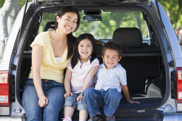 Frau Mit Zwei Kindern Sitzt Lächelnd Hinteren Teil Des Lieferwagens — Stockfoto