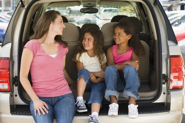 Mujer Con Dos Chicas Jóvenes Sentadas Parte Trasera Camioneta Sonriendo — Foto de Stock