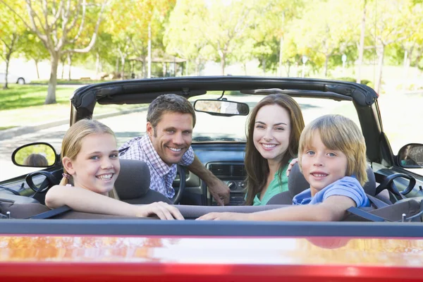 Famille Voiture Convertible Souriant — Photo