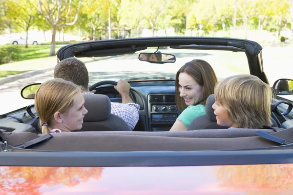 Familie in converteerbare auto glimlachen — Stockfoto