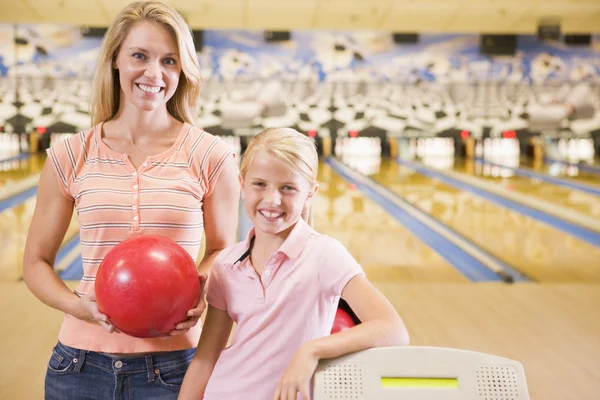 Woman Young Girl Bowling Alley Holding Ball Smiling — Stock Photo, Image