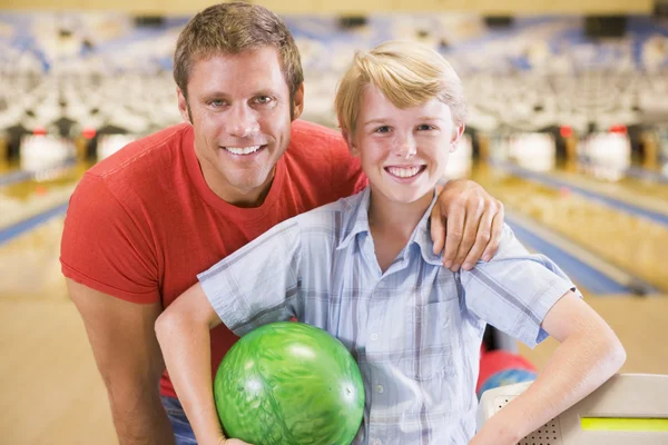 Man Een Jonge Jongen Bowlingbaan Holding Bal Glimlachen — Stockfoto