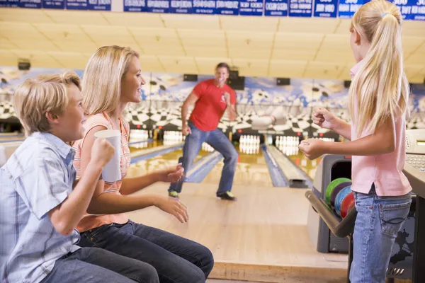 Family Bowling Alley Smiling — Stock Photo, Image