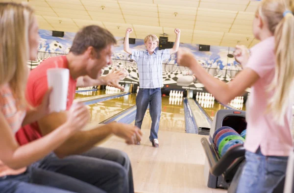 Family Bowling Alley Cheering Smiling — Stock Photo, Image