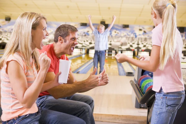 Famiglia in bowling tifo e sorridente — Foto Stock
