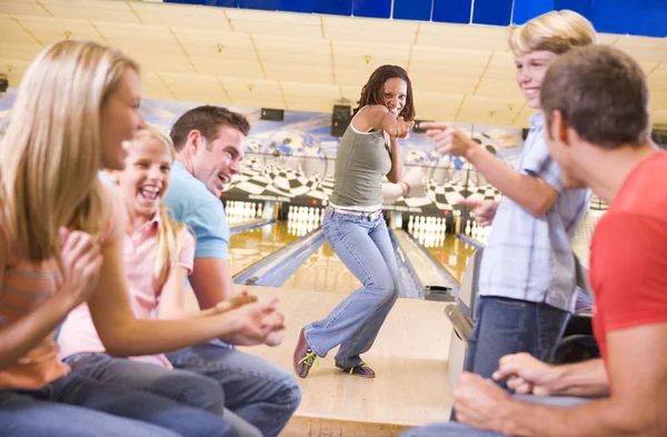 Aile Içinde Tezahürat Gülümseyen Iki Arkadaşı Ile Bowling Salonu — Stok fotoğraf