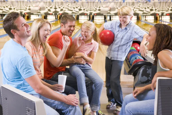 Aile içinde tezahürat ve gülümseyen iki arkadaşı ile bowling salonu — Stok fotoğraf
