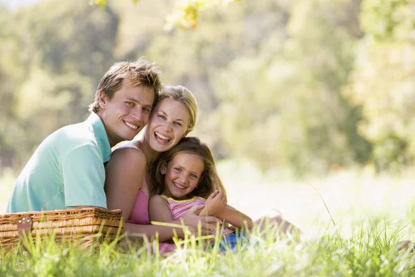 Familj i parken som har picknick och skrattar — Stockfoto