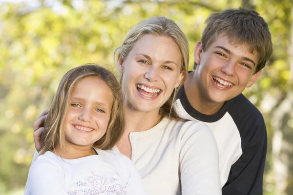 Vrouw Met Twee Jonge Kinderen Buiten Glimlachen — Stockfoto