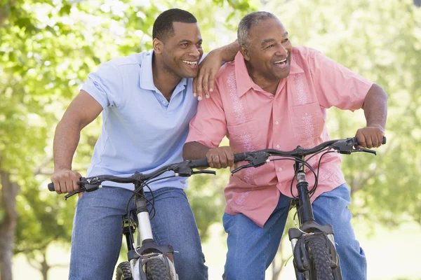 两名男子骑自行车户外微笑 — 图库照片