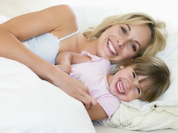 Frau Und Junges Mädchen Bett Lächeln — Stockfoto