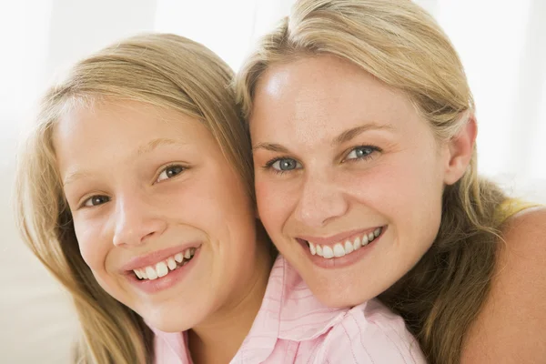 Frau und junges Mädchen im Wohnzimmer lächeln — Stockfoto
