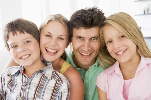 ครอบครัวในห้องนั่งเล่น ยิ้ม — ภาพถ่ายสต็อก