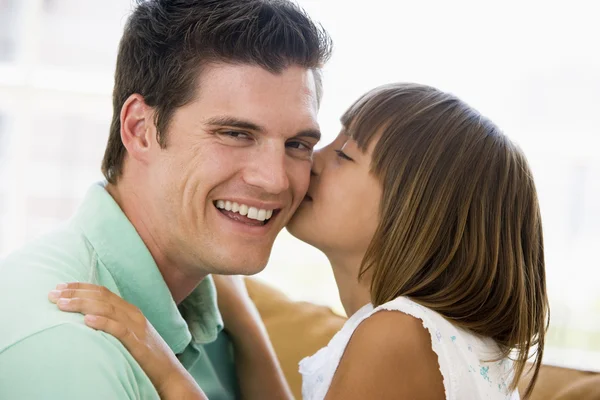 Menina Jovem Beijando Homem Sorridente Sala Estar — Fotografia de Stock