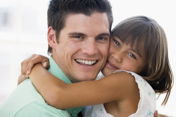 Homem e menina abraçando e sorrindo — Fotografia de Stock