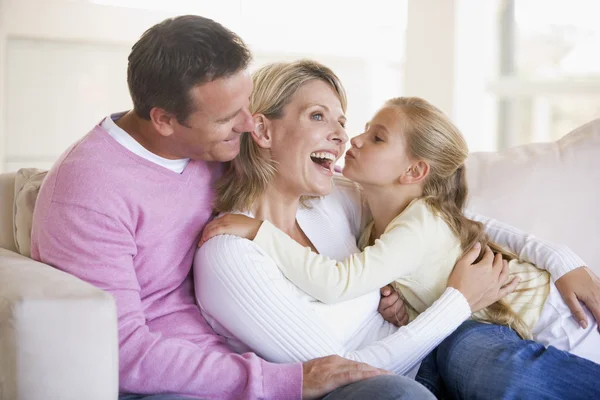 Família Sala Estar Com Jovem Mulher Beijando — Fotografia de Stock
