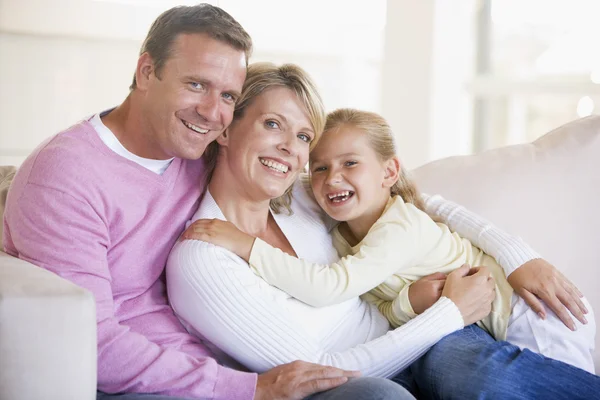 Famiglia seduta in salotto sorridente — Foto Stock