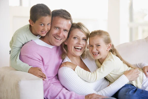Familie Sitzt Lächelnd Wohnzimmer — Stockfoto