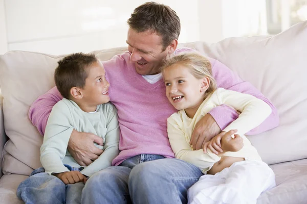 Mann Und Zwei Kinder Wohnzimmer Lächelnd — Stockfoto