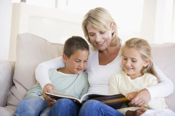 Mulher Duas Crianças Sentadas Sala Estar Leitura Livro — Fotografia de Stock