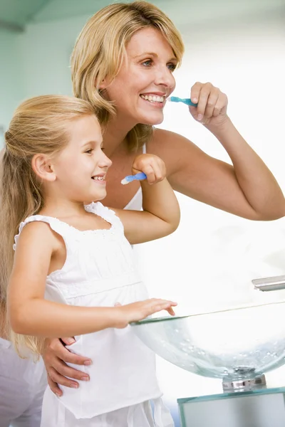 女人和年轻女孩在浴室刷牙 — 图库照片