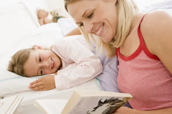 Frau Liest Jungen Mädchen Lächelnd Buch Bett Vor — Stockfoto
