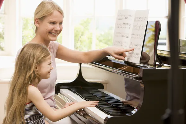 Mulher Menina Tocando Piano Sorrindo — Fotografia de Stock