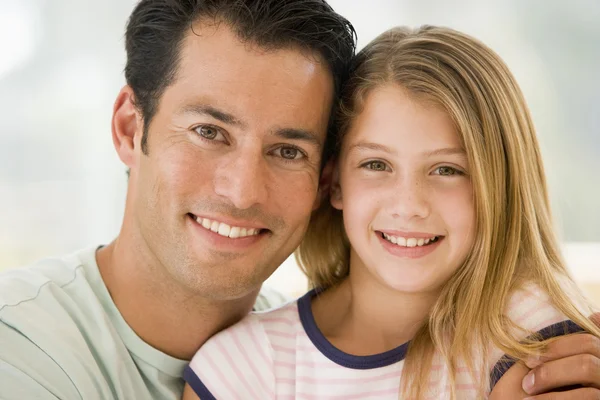 Mann Und Junges Mädchen Wohnzimmer Lächeln — Stockfoto