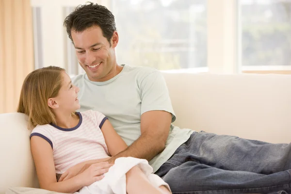 Mannen och unga flicka i vardagsrummet leende — Stockfoto